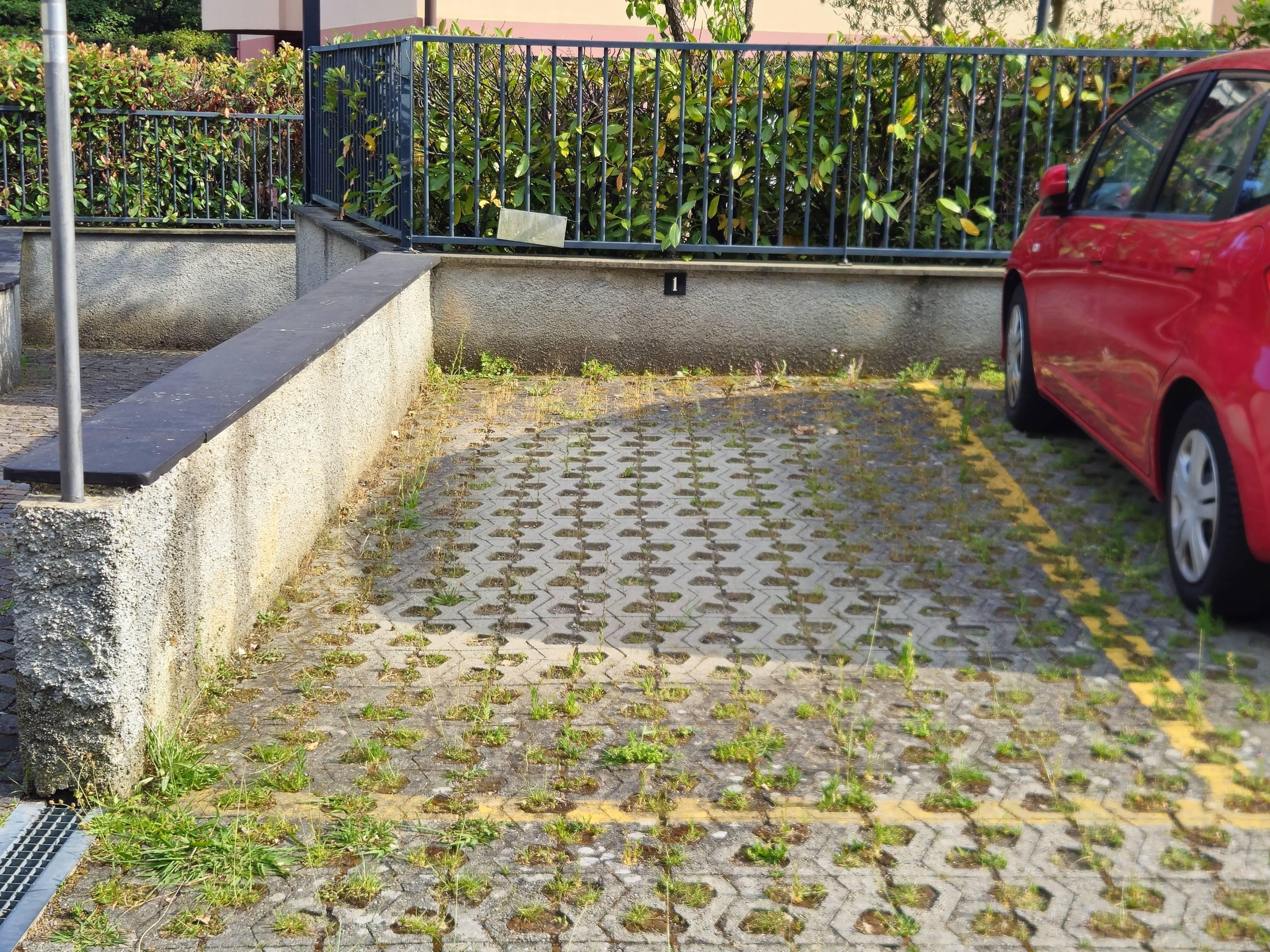 Unüberdachter Parkplatz — Via Francesco Nullo 23 — foto 1